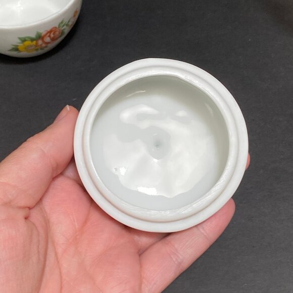 Adorable Little Apple Shaped Trinket Box - White with Hand Painted Flowers - Picture 5 of 7